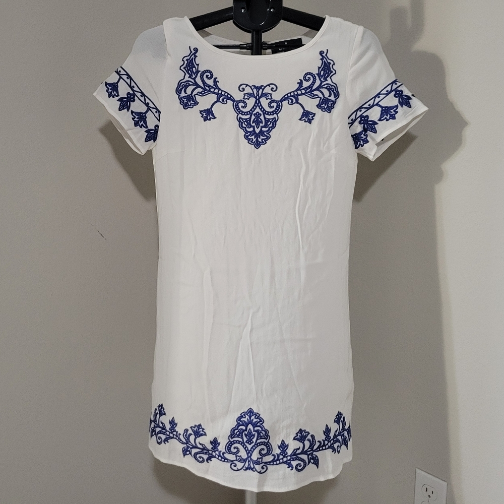 Lulus Embroidered Tale to Tell Shift Mini Dress Size Small White Blue